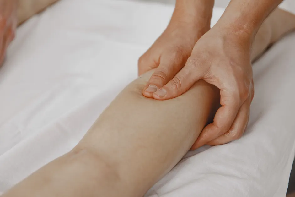 Drainage lymphatique manuel de la jambe sur une table de soin